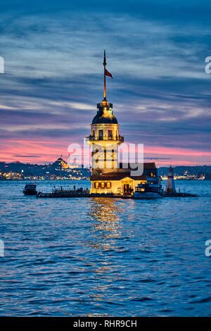 Curiosités d'Istanbul au coucher du soleil : La tour de la Mosquée de Suleymaniye et Banque D'Images