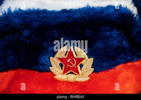 Pavillon bonnet de fourrure rouge avec étoile soviétique dans un magasin de souvenirs à Moscou, Russie Banque D'Images