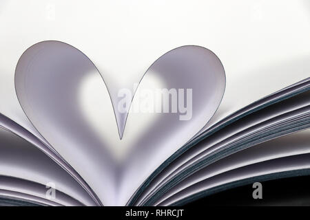 Forme de coeur à partir de papier des pages d'un livre isolé sur fond blanc. Pour l'amour de la lecture, concept de la science, de l'apprentissage, roman, Valentines Day Banque D'Images