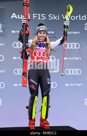KILLINGTON, VT - 25 novembre : Mikaela Shiffrin des États-Unis célèbre après avoir remporté le slalom femmes pendant la Coupe du Monde de ski AUDI FIS. Banque D'Images