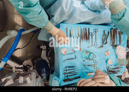 Les instruments de chirurgie en salle d'opération. Banque D'Images