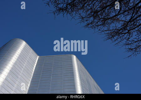 Extérieur de bâtiment moderne avec revêtement d'écran de pluie en aluminium, lumière du soleil reflétant les bardeaux d'aluminium incurvés dans le centre-ville de bury, lancashire royaume-uni Banque D'Images