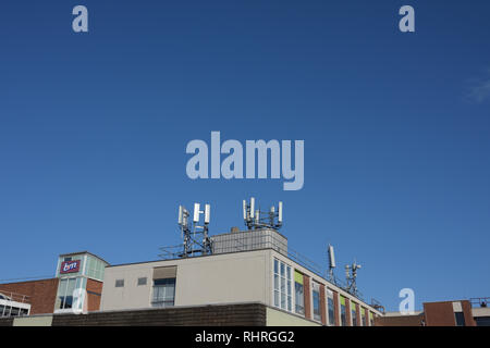 Stations de base pour téléphones portables montées sur le toit du bâtiment à bury lancashire royaume-uni Banque D'Images
