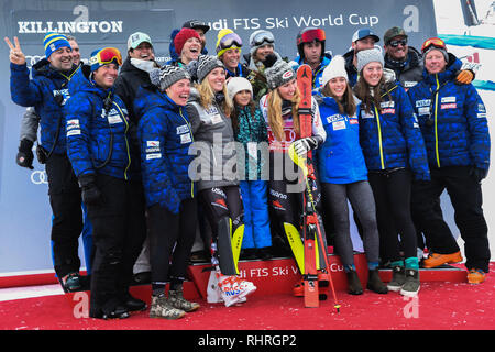 KILLINGTON, VT - 25 novembre : Mikaela Shiffrin des États-Unis célèbre avec son équipe après avoir remporté le slalom femmes le 25 novembre 2018. Banque D'Images