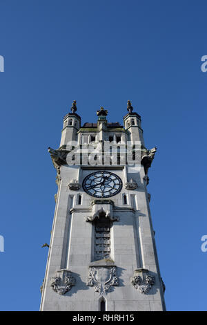 Tour Whitehead, tour de l'horloge, vue à angle bas avec ciel bleu à bury lancashire royaume-uni Banque D'Images