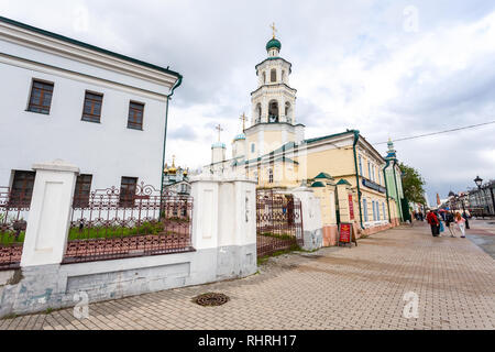 Kazan, Russie - le 10 juin 2018 : Ensemble du Temple de la cathédrale St Nicolas sur rue piétonne Bauman à Kazan city en journée d'été Banque D'Images