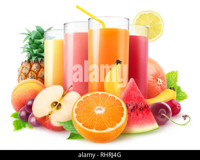 Jus isolés. Verres de jus frais et de tas de fruits et de baies isolées sur fond blanc avec clipping path Banque D'Images