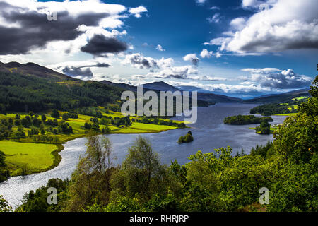 Vue panoramique sur le Loch Tummel et Tay Forest Park dans les montagnes de Glencoe de Queen's View près de Pitlochry en Ecosse Banque D'Images