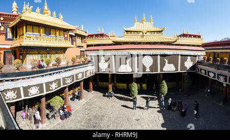 Cour monastère Jokhang, Lhassa, Tibet Banque D'Images