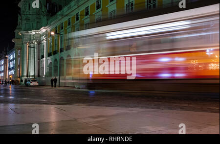 Tramway de Lisbonne aux couleurs traditionnelles Banque D'Images