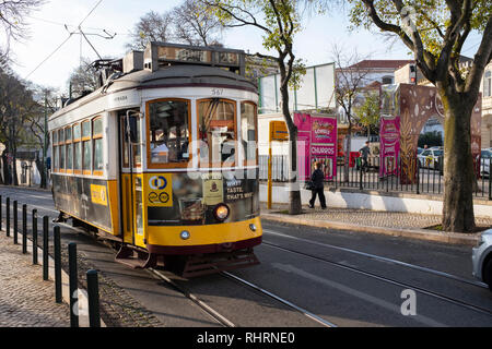 Tramway de Lisbonne aux couleurs traditionnelles Banque D'Images