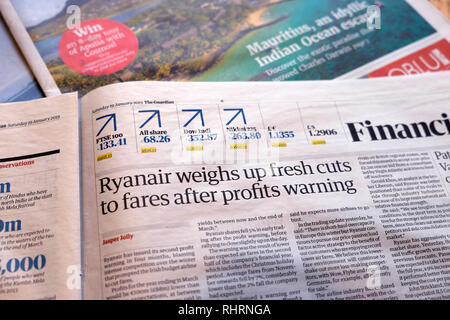 "Ryanair pèse jusqu'à de nouvelles réductions des tarifs après avertissement bénéfices article dans la section financière du journal The Guardian Londres Angleterre Royaume-Uni Janvier 2019 Banque D'Images