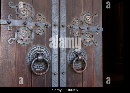 La Cathédrale de Lisbonne des portes médiévales charnières et poignées en Spirale Articles Santa Maria Grandes Zone Alfama Lisbonne Portugal Banque D'Images