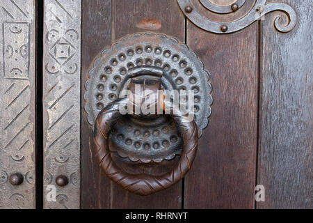 La Cathédrale de Lisbonne des portes médiévales charnières et poignées en Spirale Articles Santa Maria Grandes Zone Alfama Lisbonne Portugal Banque D'Images