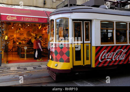 Tramway de Lisbonne aux couleurs traditionnelles Banque D'Images