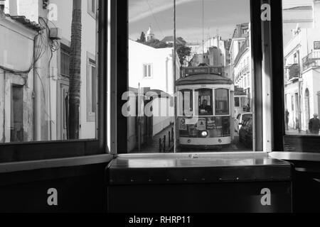 Tramway de Lisbonne aux couleurs traditionnelles Banque D'Images