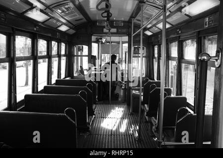 Tramway de Lisbonne aux couleurs traditionnelles Banque D'Images