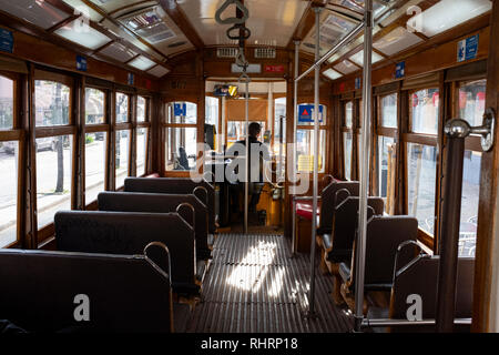 Tramway de Lisbonne aux couleurs traditionnelles Banque D'Images