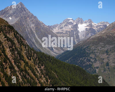 Les lacs et les sommets du Parc National Suisse, en Suisse, en été Banque D'Images