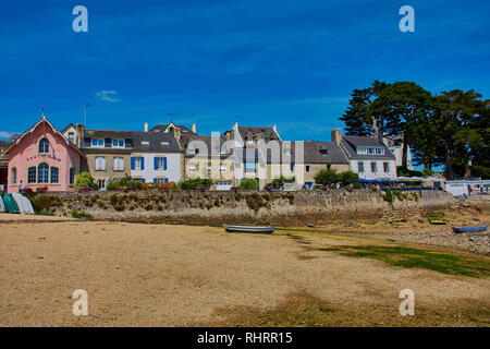 Sainte-Marine, Bretagne, France - Juillet 13, 2018 : le port de Sainte-Marine avec vue sur les bâtiments de la plage, Bretagne, France. Banque D'Images