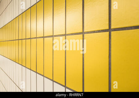 Carrelage blanc et jaune symétrique dans une station de métro à Düsseldorf, Allemagne Banque D'Images