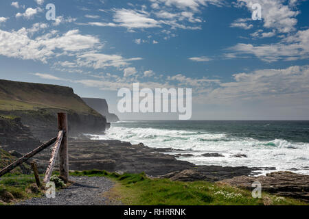 Falaises de Moher Irlande sentier côtier paysage marin. Sentier le long de l'océan Atlantique côte ouest de l'Irlande. Vue spectaculaire sur la Wild Atlantic Way. Banque D'Images