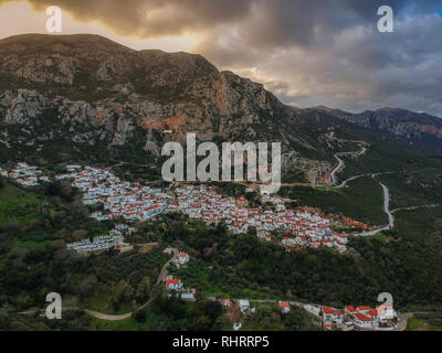 Historique Le village byzantin Velanidia, près de cape Malea, Grèce. Dans la grotte au-dessus du village est visible le saint monastère de Zoodochos Estia Studios. Banque D'Images