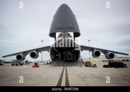 La station navale de Rota, Espagne (janvier 1985). 29, 2019) attribué à Seabees Mobile Naval Construction Battalion (NMCB) 1 et US Air Force (USAF) aviateurs canadiens affectés à l'Escadron de transport aérien télécharger 22 obusiers M777 de l'armée américaine d'un USAF C5M Super Galaxie lors d'une opération d'embarquement. NMCB-1 est déployée avant d'exécuter la construction, l'aide humanitaire et l'aide étrangère, et le théâtre de la coopération en matière de sécurité dans la flotte des États-Unis 6e zone d'opérations. (U.S. Photo par marine Spécialiste de la communication de masse 1re classe Caine Storino/libérés) Banque D'Images