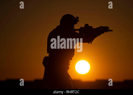 Un soldat avec 2-20th Special Forces Group (Airborne) prend part au début de l'entraînement du matin pendant la grève du Sud 2019 dans Hatiesburg au camp Shelby, Mississippi, le 28 janvier 2019. 2019 Grève du sud est un vaste exercice de combat interarmées multinationale, qui offre une formation de niveau tactique pour l'ensemble du spectre des conflits. Il insiste sur la position dominante de l'air, opérations maritimes, l'appui aérien maritime, l'engagement de précision, l'appui aérien rapproché, de commandement et de contrôle, la récupération du personnel, l'évacuation médicale, aero et lutter contre le soutien médical. Photo de la Garde nationale aérienne par le sergent. Christopher S. Muncy Banque D'Images