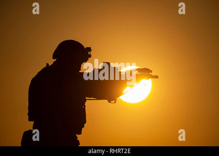 Un soldat avec 2-20th Special Forces Group (Airborne) prend part au début de l'entraînement du matin pendant la grève du Sud 2019 dans Hatiesburg au camp Shelby, Mississippi, le 28 janvier 2019. 2019 Grève du sud est un vaste exercice de combat interarmées multinationale, qui offre une formation de niveau tactique pour l'ensemble du spectre des conflits. Il insiste sur la position dominante de l'air, opérations maritimes, l'appui aérien maritime, l'engagement de précision, l'appui aérien rapproché, de commandement et de contrôle, la récupération du personnel, l'évacuation médicale, aero et lutter contre le soutien médical. Photo de la Garde nationale aérienne par le sergent. Christopher S. Muncy Banque D'Images