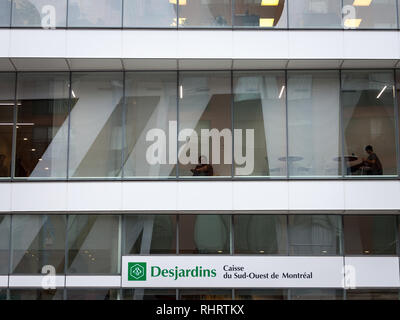 Montréal, Canada - le 9 novembre 2018 : La Banque Desjardins logo sur leur bureau principal de Montréal (Québec). Mouvement Desjardins Banque est l'un des principaux ba Banque D'Images