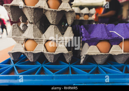 Close up d'un affichage de produits frais sans cage, des oeufs de poule à la vente du marché agricole de Montrose, près de Los Angeles, Californie Banque D'Images