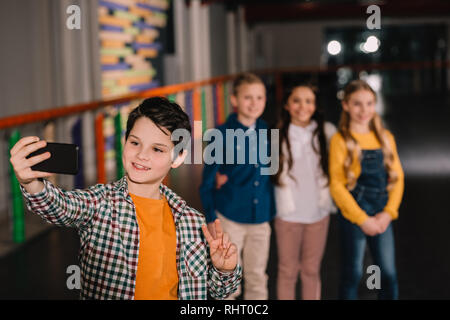 Brunette kid faire avec meilleurs amis selfies Banque D'Images