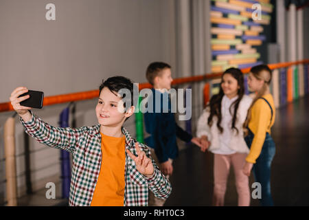 Smiling boy making avec selfies meilleurs amis Banque D'Images