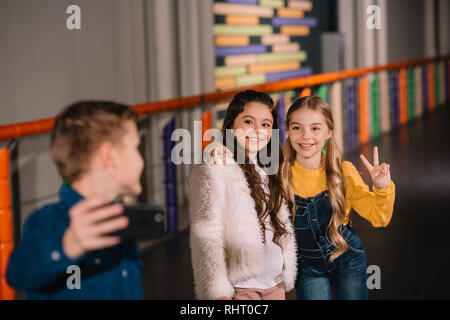Kid avec téléphone faire avec vos amis selfies Banque D'Images