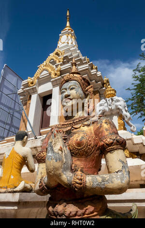 Cambodge, Phnom Penh, Wat Botum, Apsara angel figure à l'extérieur de Temple stupa fleurs de lotus Banque D'Images