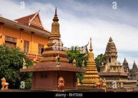 Cambodge, Phnom Penh, Street 123, Wat Moha Montrei, stupas au nord de main Vihar Banque D'Images