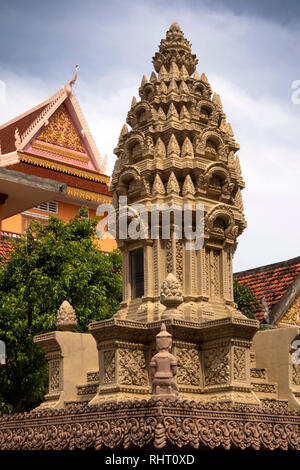 Cambodge, Phnom Penh, Street 123, Wat Moha Montrei stupa de style Khmer, au nord de Vihara principal Banque D'Images