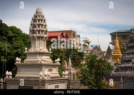 Cambodge, Phnom Penh, Street 123, Wat Moha Montrei stupa de style Khmer, au nord de Vihara principal Banque D'Images