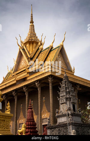 Cambodge, Phnom Penh, Street 123, Wat Moha Montrei, Vihara, 35m de haut clocher doré Banque D'Images