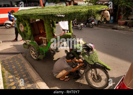 Cambodge, Phnom Penh, Street 350, 'Amazon' moto-remork, couvert de gazon artificiel à l'extérieur du musée du génocide de Tuol Sleng Banque D'Images