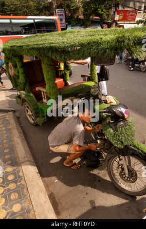 Cambodge, Phnom Penh, Street 350, 'Amazon' moto-remork, couvert de gazon artificiel à l'extérieur du musée du génocide de Tuol Sleng Banque D'Images