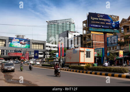 Cambodge, Krong Preah Sihanoukh Sihanoukhville Ekareach Street,,, billboard vidéo géant par de nouveaux magasins Banque D'Images