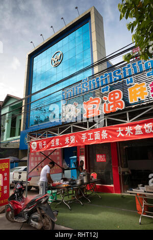 Cambodge, Preah Sihanoukh Sihanoukhville Ekareach Street,,, signe de la langue chinoise par les nouveaux magasins Banque D'Images