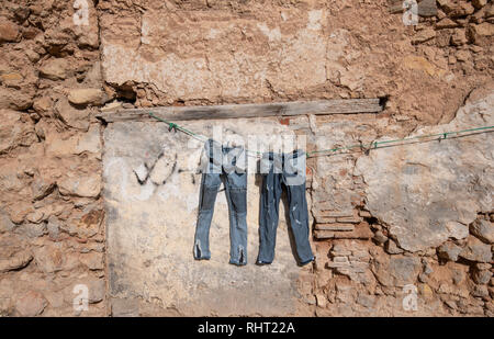 Vêtements en jeans lavés laissés sécher dans la rue dans la vieille ville d'El Jadida, au Maroc. Banque D'Images