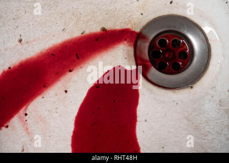 Bloody dans lavabo avec du sang rouge qui coule. Contexte Le concept de meurtre Banque D'Images