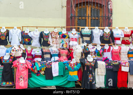 OAXACA, MEXIQUE - 4 mars : stand en plein air avec des robes et chemisiers à vendre à Oaxaca, Mexique le 4 mars, 2017 Banque D'Images
