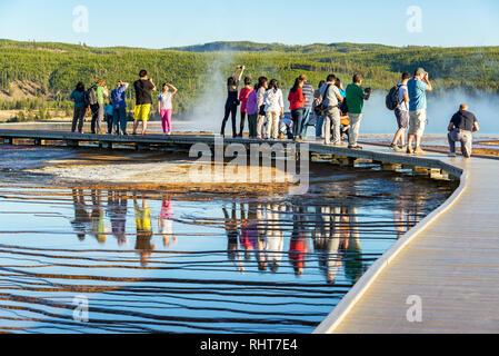 Le parc national de Yellowstone, WY - 11 SEPTEMBRE : foule de touristes de prendre des photos de Grand Prismatic Spring dans le Parc National de Yellowstone, WY sur Septembre Banque D'Images