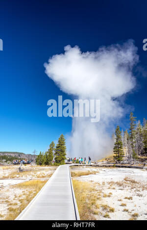 Le parc national de Yellowstone, WY - 11 SEPTEMBRE : montres foule éruption du Grand Geyser dans le Parc National de Yellowstone, WY le 11 septembre, 2015 Banque D'Images