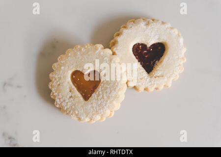 Deux cookies en forme de coeur pour une saint Valentin romantique Banque D'Images